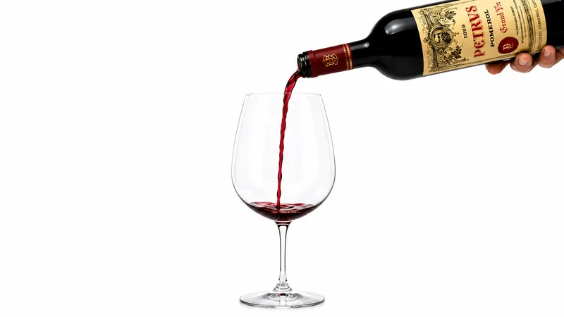 Vin rouge versé dans un verre